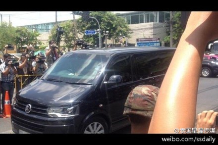 英拉乘坐其私人防彈車抵達(dá)軍方設(shè)施。 英拉乘坐其私人防彈車抵達(dá)軍方設(shè)施。