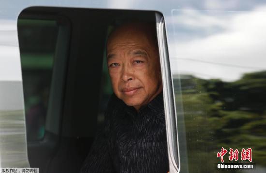 圖為泰國(guó)前副總理素拉蓬抵達(dá)陸軍俱樂(lè)部。