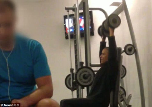 奧巴馬安?，F(xiàn)漏洞舉啞鈴健身時(shí)遭偷拍（組圖）（2）