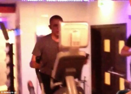 奧巴馬安?，F(xiàn)漏洞舉啞鈴健身時(shí)遭偷拍（組圖）（4）