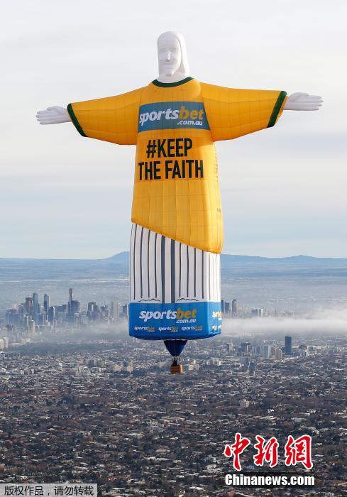 巨型基督像熱氣球亮相墨爾本 騰云駕霧為世界杯助威 巨型基督像熱氣球亮相墨爾本 騰云駕霧為世界杯助威