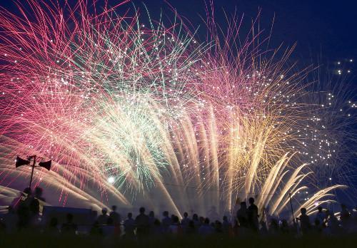 日本關東甲信地區(qū)當天發(fā)布了梅雨期結束的消息，東京都葛飾區(qū)的江戶川河川敷當晚舉行了煙花大會，約13000束煙花在夜空中綻放。（網頁截圖）