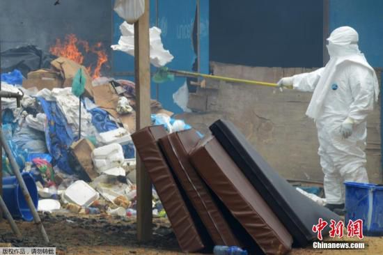 當(dāng)?shù)貢r(shí)間2014年9月3日，利比里亞蒙羅維亞，約翰·菲茨杰拉德·肯尼迪醫(yī)院的醫(yī)護(hù)人員和病人。9月1日