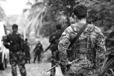 2009年12月13日，在菲律賓南阿古桑省，菲律賓安全部隊(duì)人員在一處現(xiàn)場(chǎng)警戒。圖/CFP