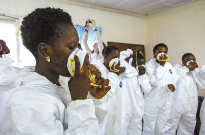 9月18日，塞拉利昂護(hù)士接受使用埃博拉防護(hù)裝備培訓(xùn)。新華社發(fā)