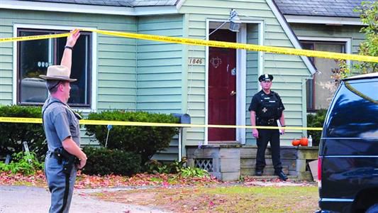 8日，紐約州當?shù)鼐旆怄i案發(fā)現(xiàn)場。