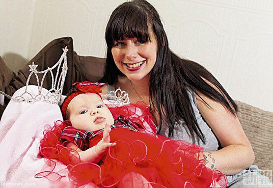 柯林斯在女兒盧娜6個月大時，便讓女兒參加選美。