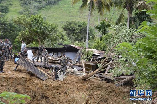 10月29日，斯里蘭卡救援部隊抵達山體滑坡災區(qū)展開救援。