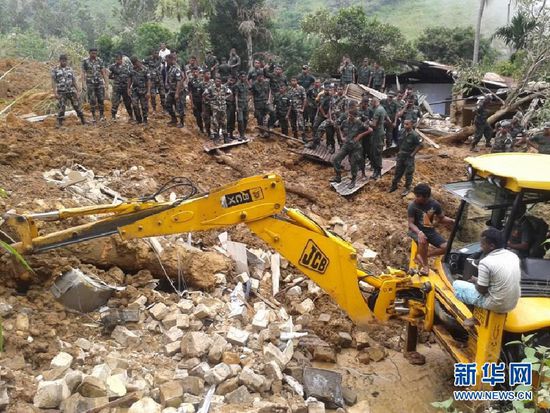 　10月29日，斯里蘭卡救援部隊抵達山體滑坡災區(qū)展開救援。