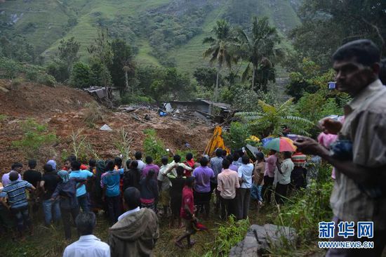 這張10月29日拍攝的照片顯示斯里蘭卡中部山體滑坡中幸存村民們正在被疏散。