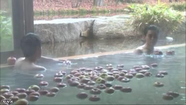 一個(gè)個(gè)蘋(píng)果漂浮在浴槽內(nèi)（NHK網(wǎng)頁(yè)截圖）。
