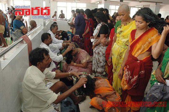 亮瞎眼！印寺廟朝圣日每天為2萬人剃光頭