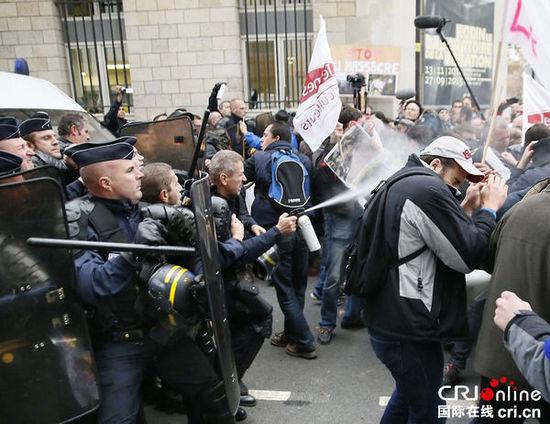 　　當?shù)貢r間2014年11月27日，法國巴黎，法國農(nóng)民帶綿羊在埃菲爾鐵塔附近抗議，要求環(huán)保部門采取有效措施解決狼群襲擊羊群問題。　圖片來源：TRICK KOVARIK/CFP