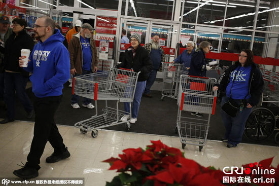 美國(guó)民眾搶購(gòu)打折商品 迎“黑色星期五”血拼日(高清組圖) 美國(guó)民眾搶購(gòu)打折商品 迎“黑色星期五”血拼日(高清組圖)