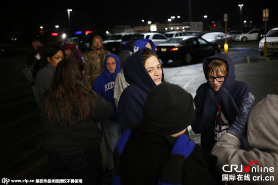 美國(guó)民眾搶購(gòu)打折商品 迎“黑色星期五”血拼日(高清組圖) 美國(guó)民眾搶購(gòu)打折商品 迎“黑色星期五”血拼日(高清組圖)