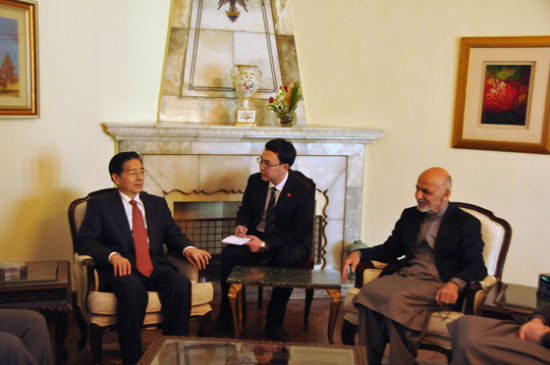 　11月30日，阿富汗總統(tǒng)加尼在首都喀布爾會(huì)見到訪的中國國務(wù)委員郭聲琨。