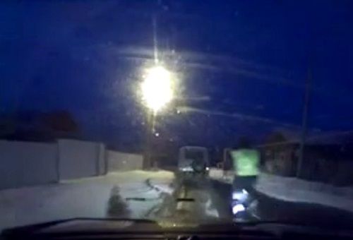 警車追逐中仍未追上可疑汽車，此時令人震驚的一幕出現(xiàn)，一名警察從警車中跳出來，向可疑車輛跑去。