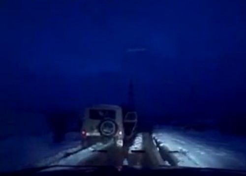 　　警察成功打開可疑汽車的車門并登上汽車，司機(jī)見狀立即停車及棄車逃走，警察則下車?yán)^續(xù)追捕司機(jī)。