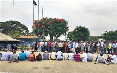 19日，安哥拉一檢查點抓扣大量外國人并查驗證件。