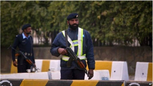 巴基斯坦通過(guò)憲法修正案將設(shè)反恐軍事法庭(圖) 巴基斯坦通過(guò)憲法修正案將設(shè)反恐軍事法庭(圖)