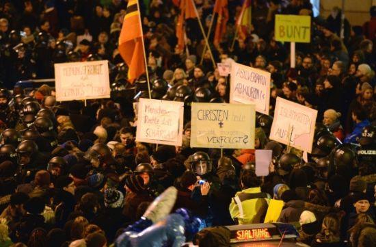 示威人群打出標語。