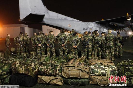當(dāng)?shù)貢r(shí)間1月7日，法國軍人抵達(dá)巴黎布爾歇機(jī)場。他們將被部署在巴黎，以增強(qiáng)巴黎市的安保力量。