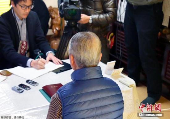 當(dāng)?shù)貢r(shí)間1月25日，日本千葉市，日本遭“伊斯蘭國(guó)”綁架人質(zhì)湯川遙菜的父親接受媒體采訪。伊斯蘭國(guó)武裝(IS)24發(fā)布視頻顯示，其中一位被綁架日本人質(zhì)湯川遙菜(Haruna Yukawa)已經(jīng)被該組織殺害。日本政府表示將驗(yàn)證視頻的真實(shí)性。 視頻：關(guān)注日本人質(zhì)事件：極端組織視頻顯示一人質(zhì)已遭殺害來(lái)源:央視新聞