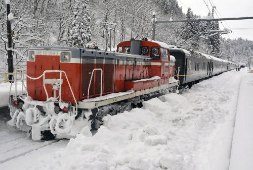 JR一臥鋪特急列車，因大雪在JR奧羽線津輕湯站附近拋錨，約130名乘客不得不在車上過夜。