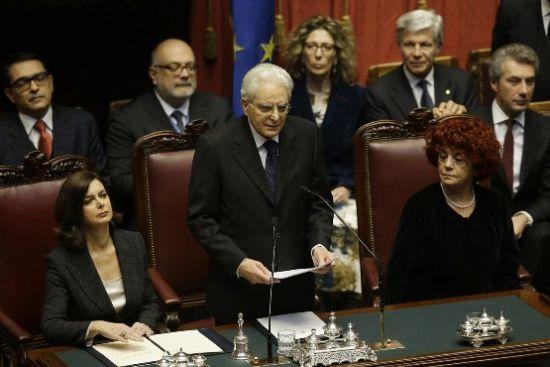 意大利新當(dāng)選總統(tǒng)塞爾焦·馬塔雷拉(中)。