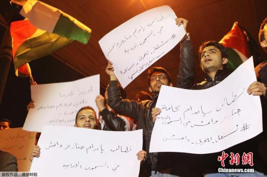 約旦軍方宣布，被極端組織“伊斯蘭國”劫為人質(zhì)的飛行員卡薩斯貝已遭殺害，憤怒的抗議群眾聚集首都安曼。 視頻：約旦政府談人質(zhì)遇害：一定會(huì)做出強(qiáng)有力回?fù)魜碓?央視新聞