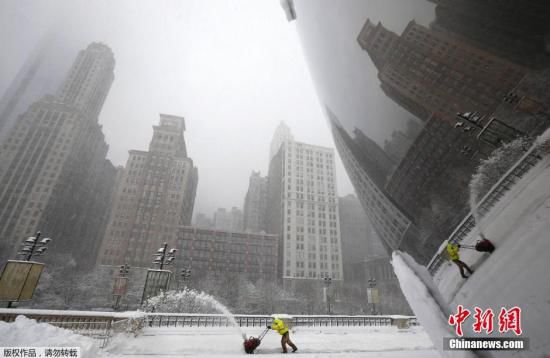 當(dāng)?shù)貢r(shí)間2015年2月1日，美國芝加哥，當(dāng)?shù)赜瓉斫穸顝?qiáng)降雪。