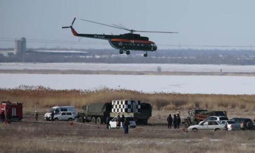 圖片說(shuō)明：當(dāng)?shù)貢r(shí)間2月11日，一架俄羅斯蘇—24轟炸機(jī)在著陸過(guò)程中墜毀，救援人員正在偵察失事區(qū)域。(