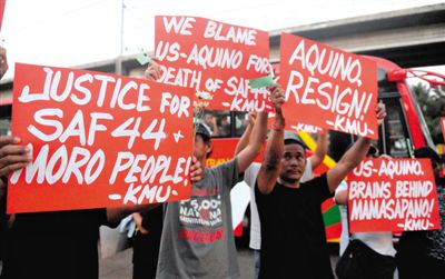 2月3日，菲律賓馬尼拉，民眾舉行示威游行悼念遇難的44名特警，并要求總統(tǒng)阿基諾下臺，對此次反恐行動失敗負(fù)責(zé)。