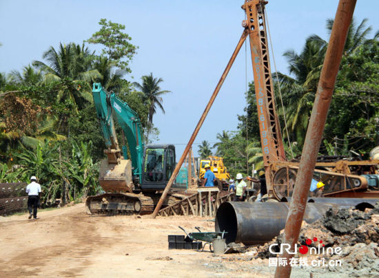 　斯里蘭卡南部鐵路項(xiàng)目施工現(xiàn)場(chǎng)。一臺(tái)打樁機(jī)正在進(jìn)行鐵路橋橋墩作業(yè)。(攝影：孫洋)