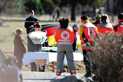 29日，法國塞訥鎮(zhèn)，搜救人員和遇難者家屬一同向遇難者致哀。