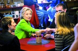 在宣傳片中，希拉里熱情地與三名“普通美國人”交談。