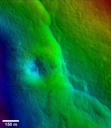 不只月球引力影響地球，科學(xué)家借由月球表面數(shù)千的裂縫推斷，地球引力似乎正對月球表面造成嚴重影響