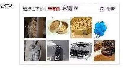 澎湃新聞?dòng)浾邚蔫F路上海站了解到，目前窗口售票采用的系統(tǒng)與12306網(wǎng)購(gòu)不同，購(gòu)票者通過(guò)身份證件的驗(yàn)證，即可購(gòu)票。根據(jù)往年經(jīng)驗(yàn)，每年臘月二十三到二十九的火車票最為緊俏，對(duì)應(yīng)的網(wǎng)絡(luò)購(gòu)票日期為12月4日至10日，春運(yùn)火車票搶票也進(jìn)入最白熱化的狀態(tài)。對(duì)此，鐵路部門提醒，如果沒(méi)能在第一時(shí)間買到票，旅客不妨在起售時(shí)間30分鐘后、開(kāi)車前15天和開(kāi)車前1天三個(gè)時(shí)間點(diǎn)“撿漏”，可能會(huì)有意外的收獲。