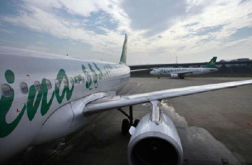 資料圖片：上海虹橋機(jī)場(chǎng)?？康囊患艽呵锖娇湛蜋C(jī)。（圖片來(lái)源：路透社）