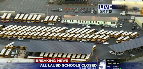 圖：美國(guó)KTLA電視臺(tái)直播畫面顯示，洛杉磯聯(lián)合學(xué)區(qū)校巴已被叫停，家長(zhǎng)被通知暫不能送孩子上學(xué)。