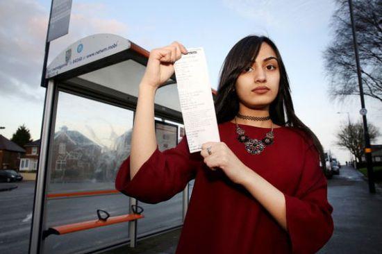 事發(fā)當(dāng)時(shí)薩迪克并未帶任何身份證件，無法證實(shí)自己真的只有15歲，百口莫辯的她，最后只好在全車乘客的注目下被趕下車和罰款，被迫走路回家。