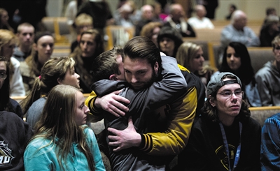2月21日，美國(guó)密歇根州卡拉馬祖縣，連環(huán)槍擊案發(fā)生后，民眾在教堂禱告。