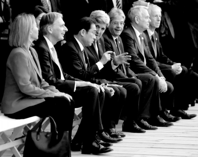 10日，七國外長觀看日本傳統(tǒng)歌舞表演期間，美國國務(wù)卿克里與日本外相岸田文雄在交頭接耳