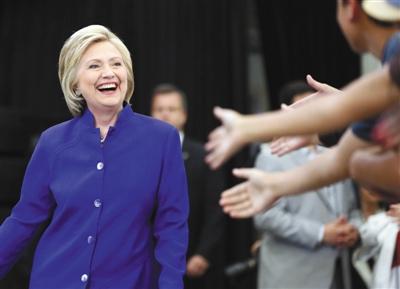當?shù)貢r間6日，美國加利福尼亞州長灘市，心情大好的希拉里與支持者互動。 圖/CFP
