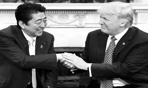 本來來訪者還應包括墨西哥總統(tǒng)培尼亞·涅托的。但特朗普簽署行政令稱要在美國和墨西哥之間建墻，還要向墨西哥出口到美國的商品加征20%關(guān)稅的行為惹怒了墨西哥人。