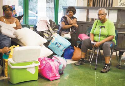 人們在美國佛羅里達州邁阿密的一個安置點休息。新華社發(fā)