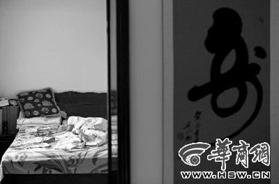 昨日，徐萬發(fā)躺在自家床上，鼻子插著氧氣管 記者張杰攝