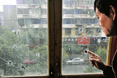 10月17日，朱先生家窗戶被擊穿。