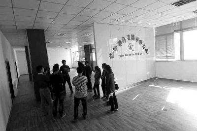 曾經(jīng)看似正規(guī)且豪華的公司，如今空空如也，只剩進(jìn)門處的公司名稱還赫然在目