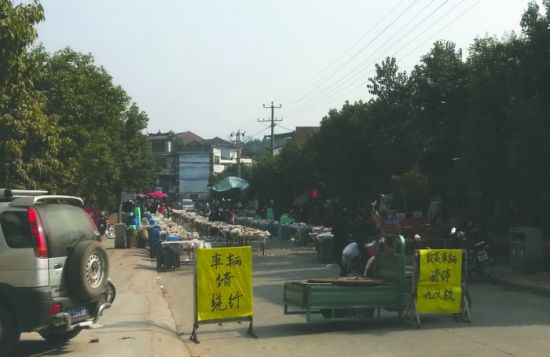 簡(jiǎn)陽董家埂鄉(xiāng)，主干道被占道擺酒席